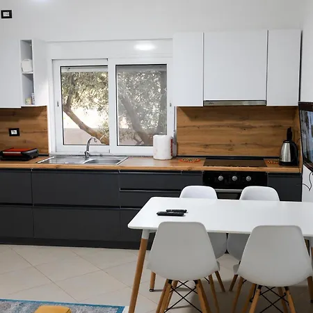 Andris Ylli & Hojza Appartement
